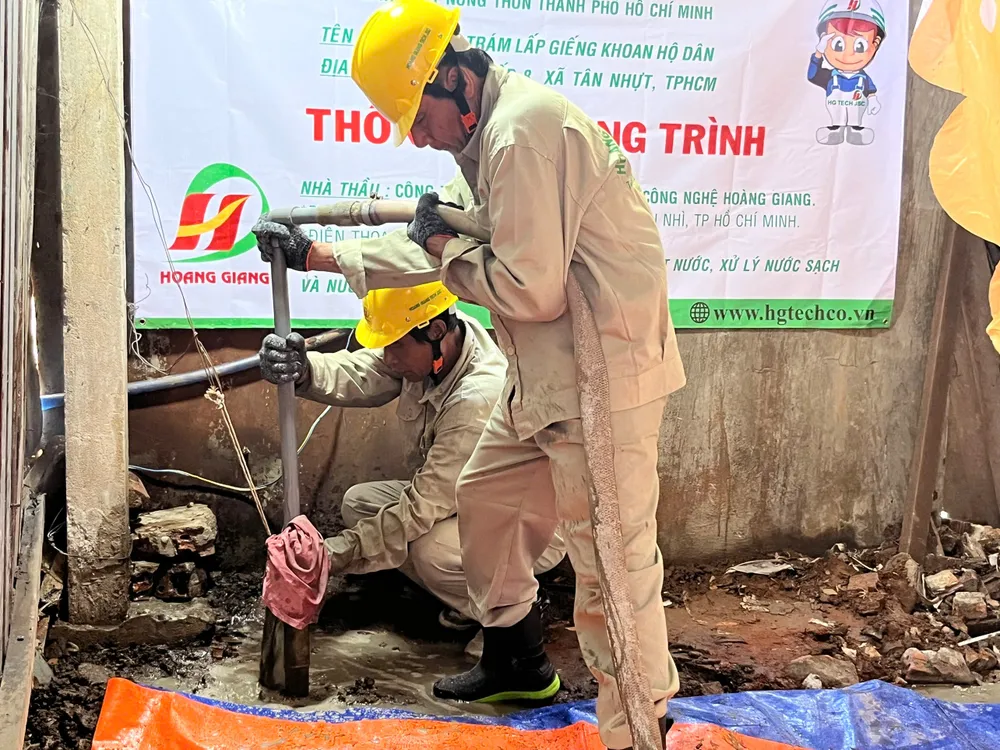 Hỗ trợ người dân trám, lấp giếng khoan ngày 20-9.jpg