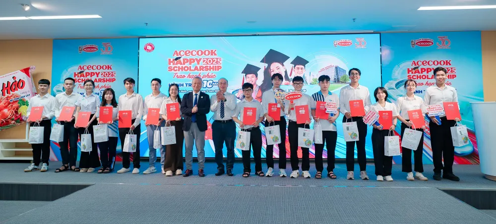 Ông Kaneda Hiroki, Tổng Giám đốc Acecook Việt Nam trao học bổng cho sinh viên