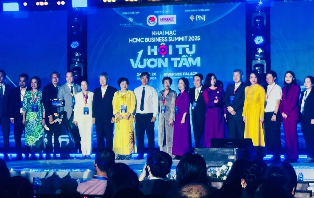 Các đại biểu tham dự lễ khai mạc