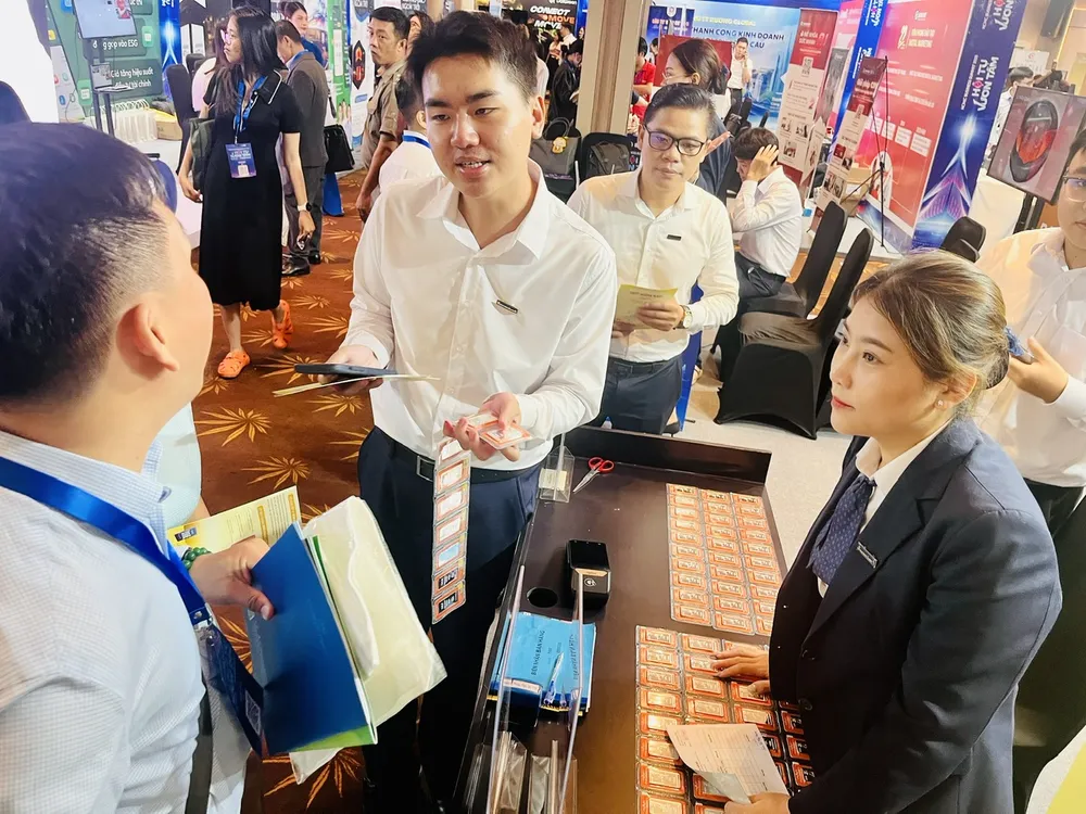 Khách mua bạc miếng để tích trữ.jpg