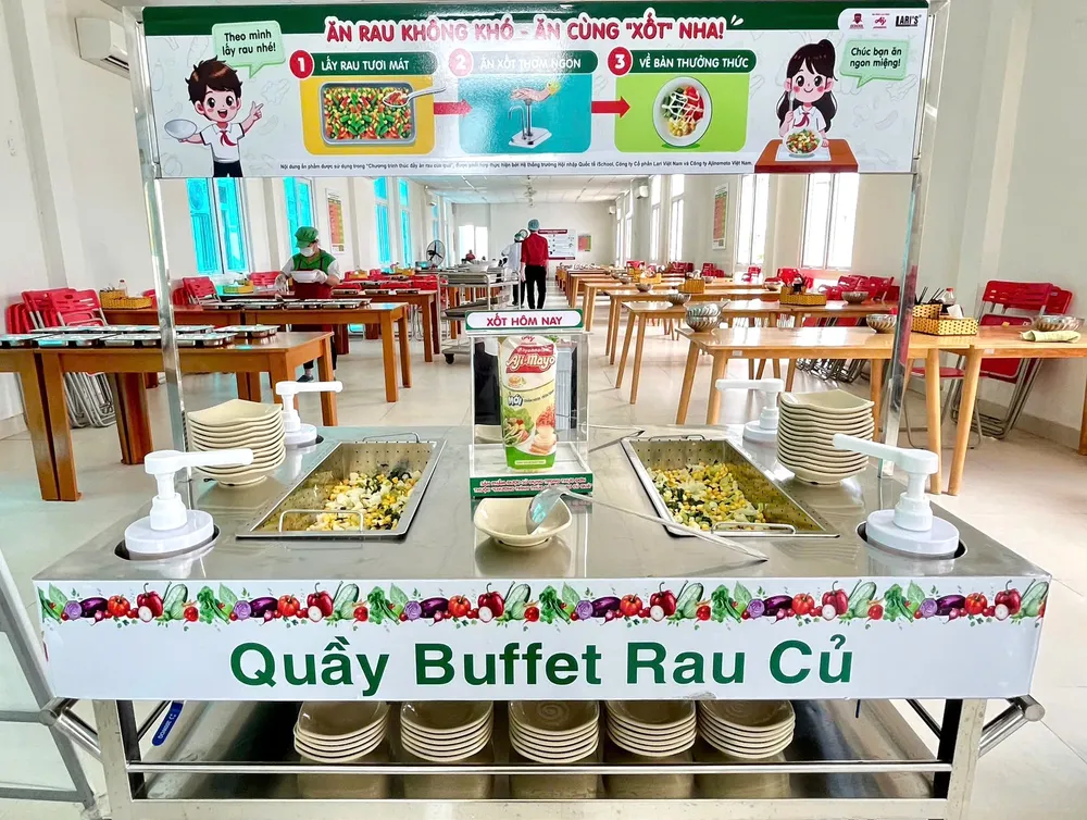 Học sinh thêm lựa chọn rau củ yêu thích với mô hình buffet rau củ