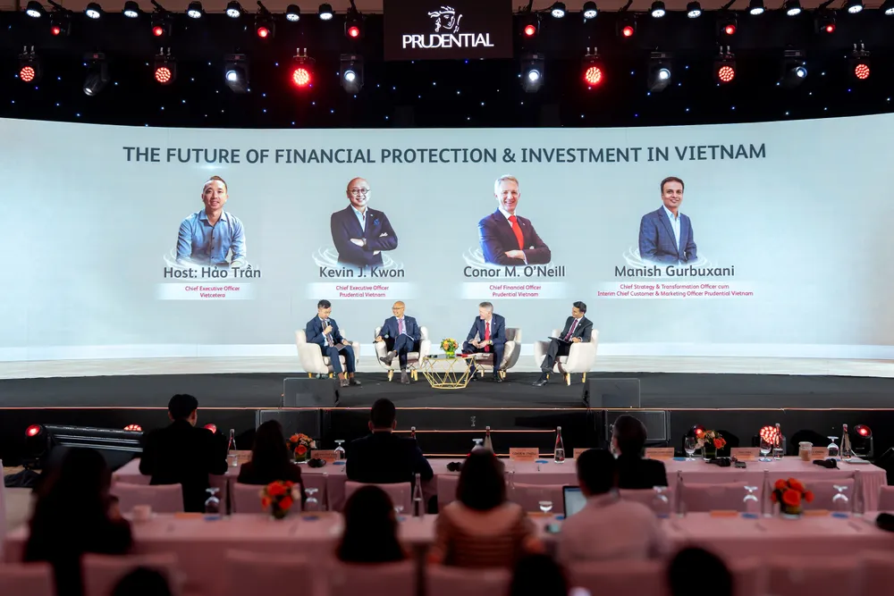 Các đại diện Prudential Việt Nam tham gia chia sẻ góc nhìn về tương lai bảo vệ tài chính và đầu tư tại Việt Nam.jpg