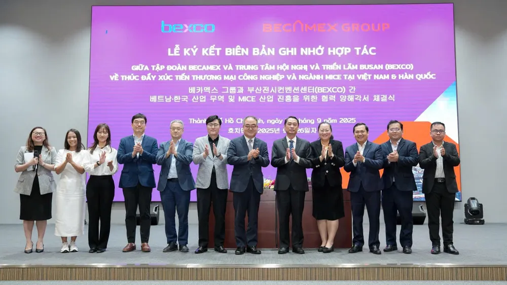 Đại diện đôi bên cùng chụp ảnh lưu niệm tại buổi ký kết