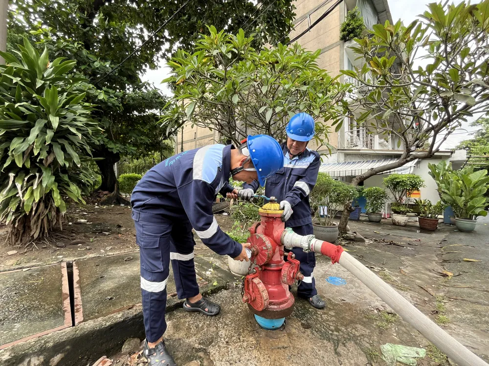 Cấp nước cho người dân từ xe bồn bằng bơm tăng áp qua trụ nước chữa cháy vào hệ thống cấp nước lô 1 và 2.jpg