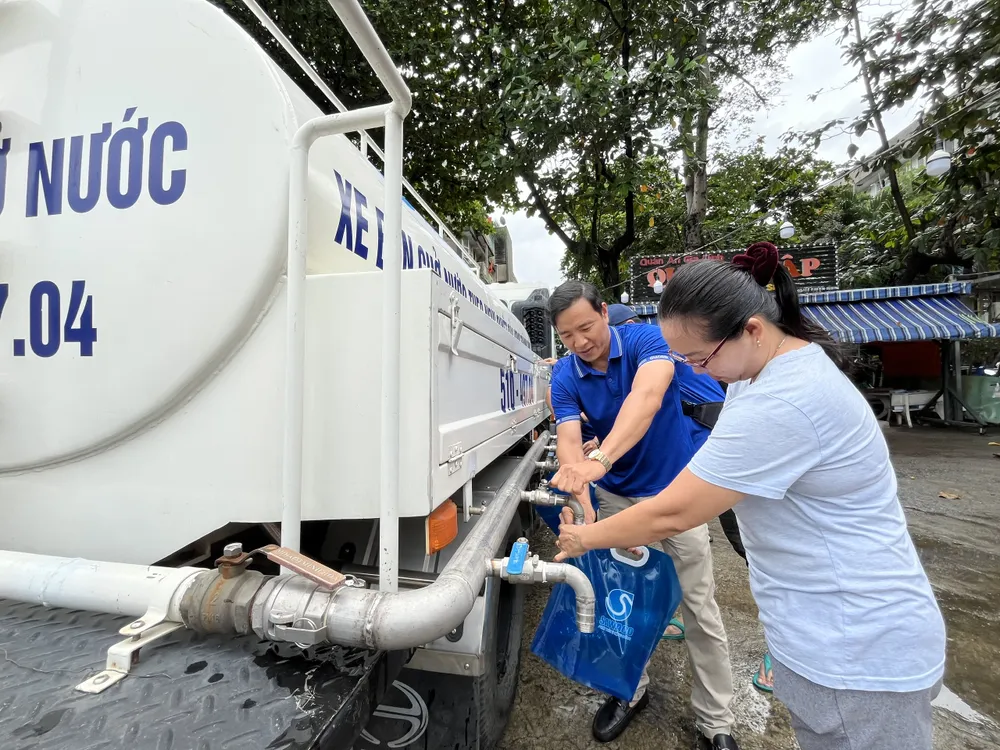 Người dân cư xá Thanh Đa nhận túi nước đề phòng sự cố mất nước diện rộng tại chương trình diễn tập