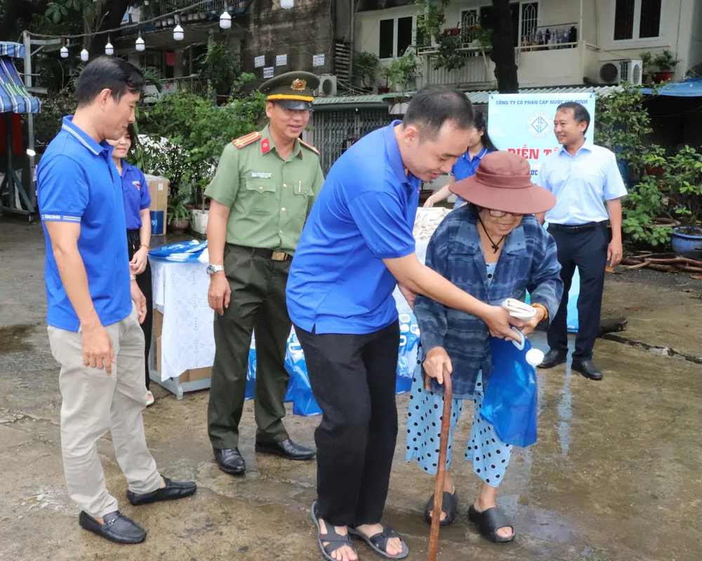 ok-Nhân viên Công ty CP Cấp nước Gia Định trao túi nước và hỗ trợ người dân tại buổi diễn tập.JPG