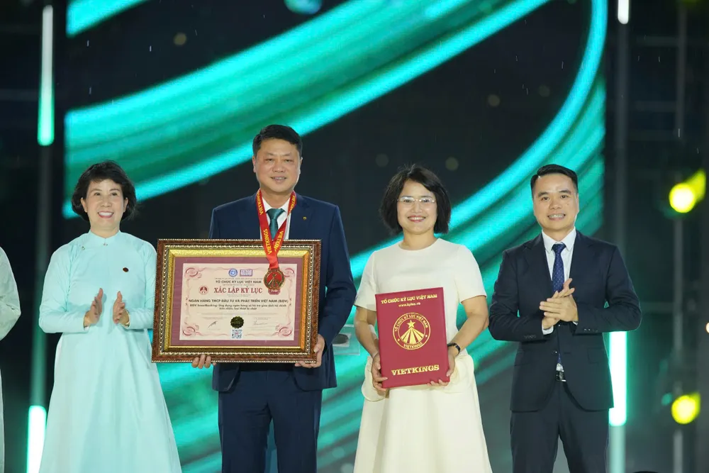 ảnh 2Đại diện Ban Lãnh đạo Tổ chức Kỷ lục Việt Nam VietKings trao bằng xác lập kỷ lục đến đại diện Ban Lãnh đạo BIDV.jpg