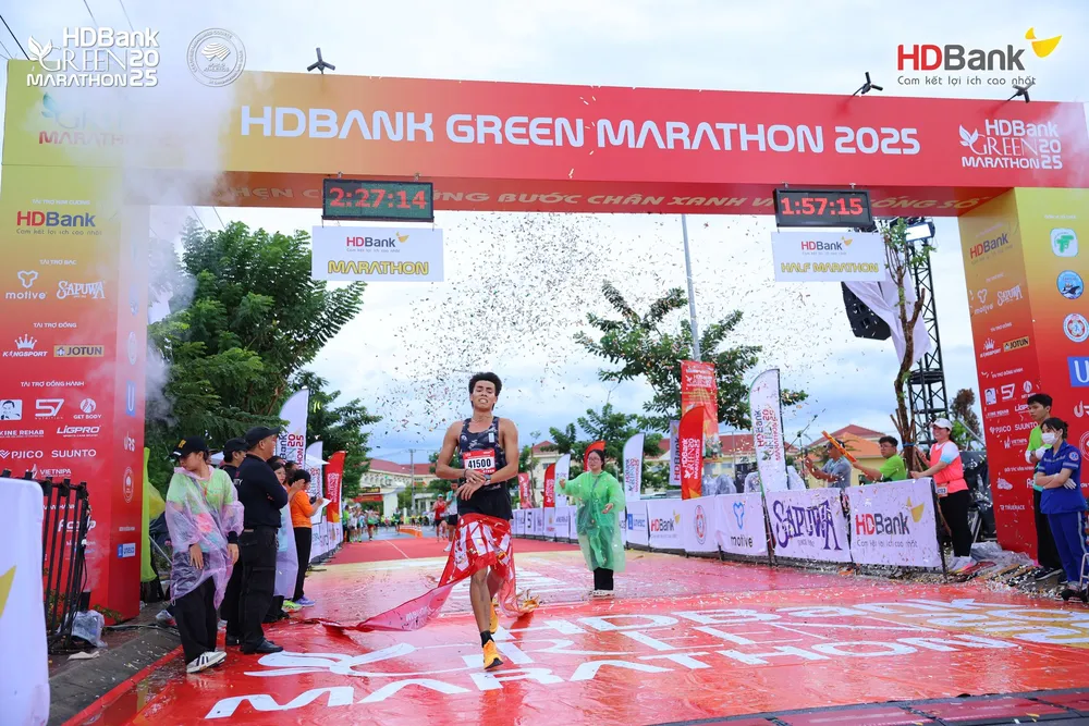 Vận động viên Huỳnh Anh Khôi vô địch cự ly marathon Giải chạy HDBank Green Marathon 2025 tại Cần Giờ