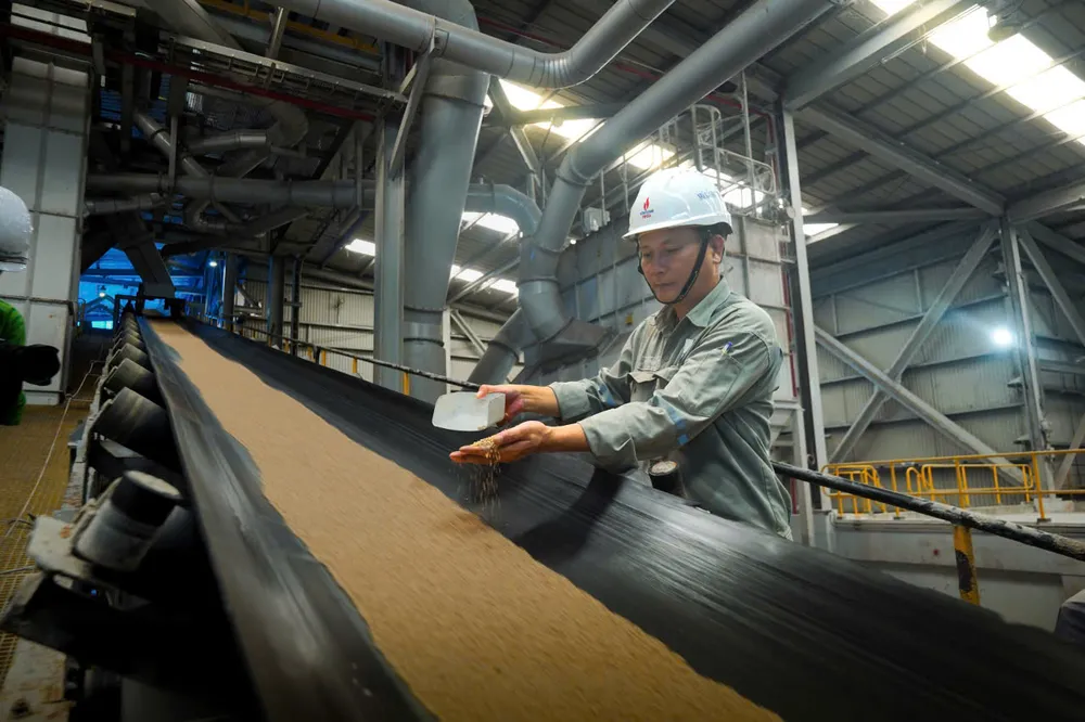 Kỹ sư Nhà máy Đạm Phú Mỹ kiểm tra chất lượng sản phẩm