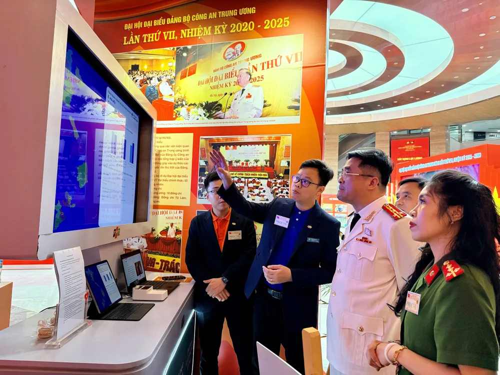 Đại diện Long Châu giới thiệu về Giải pháp Bản đồ dịch tễ & dược chất Việt Nam tới các đại biểu