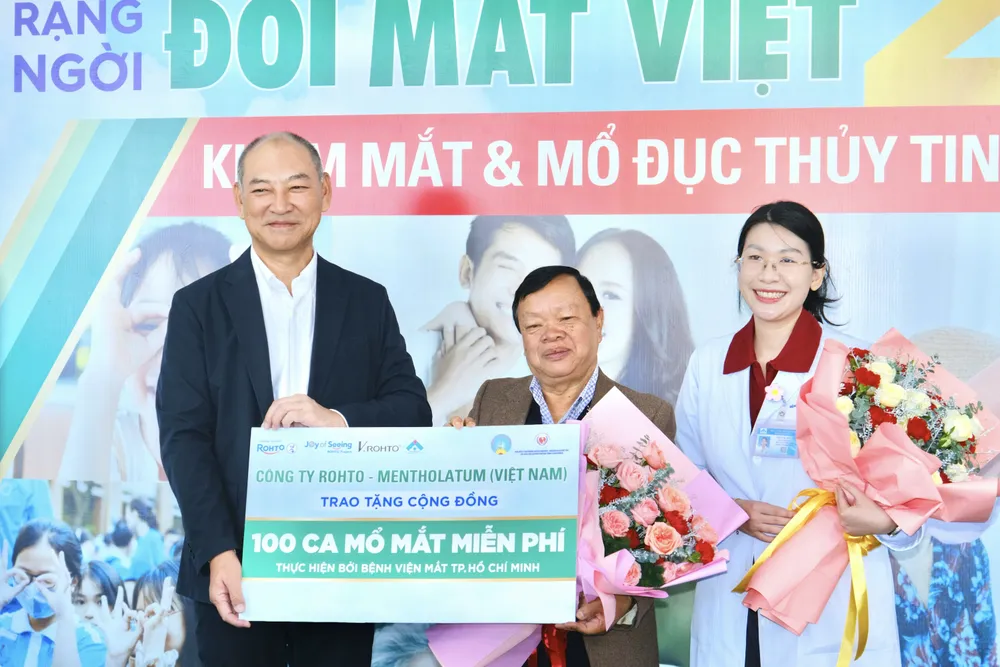 Đại diện V.Rohto (bên trái) trao tặng 100 ca mổ mắt miễn phí cho bà con tỉnh Lâm Đồng tại chương trình "Khám mắt cộng đồng"cho đại diện Hội Bảo trợ bệnh nhân nghèo, Người khuyết tật và bảo vệ quyền trẻ em tỉnh Lâm Đồng (giữa) và đại diện Bệnh viện Mắt TPHCM (bên phải)
