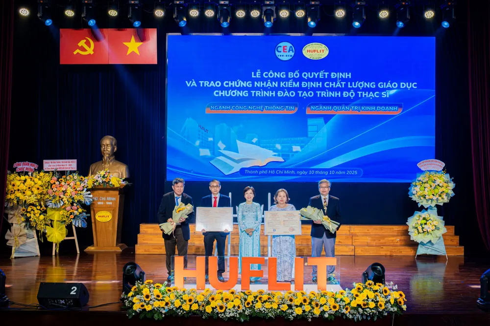 trao chứng nhận kiểm định-ok.jpg