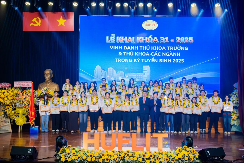 Vinh danh thủ khoa trường và thủ khoa các ngành trong kỳ tuyển sinh 2025