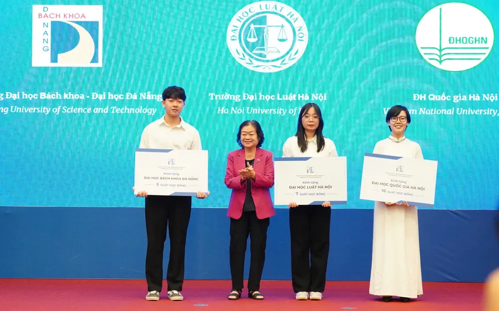 Nguyên Phó Chủ tịch nước Trương Mỹ Hoa trao học bổng cho các sinh viên đại diện các trường học khu vực miền Bắc, miền Trung