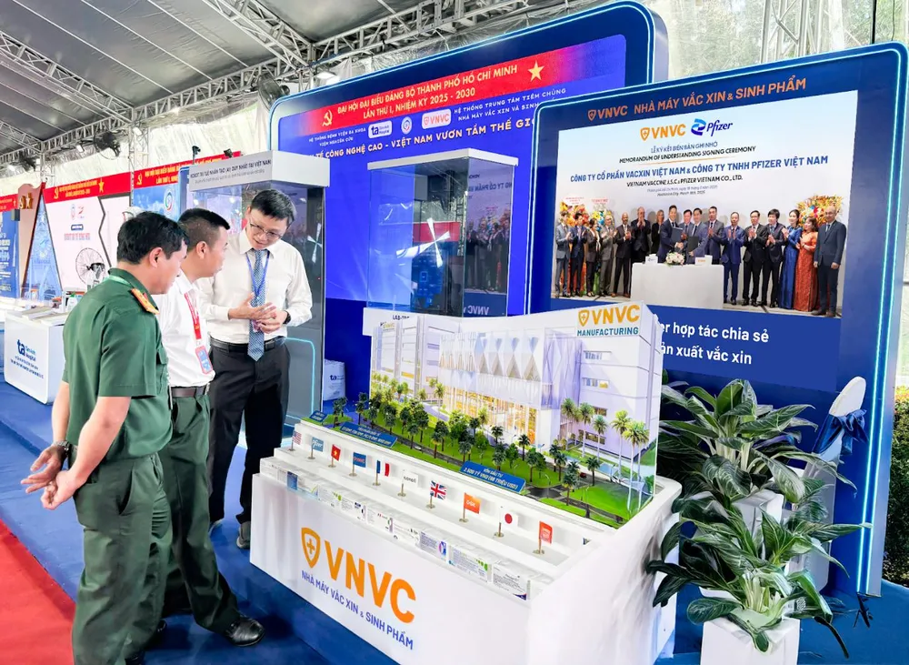 VNVC giới thiệu mô hình nhà máy vaccine và sinh phẩm hiện đại, với tổng vốn đầu tư ban đầu gần 2.500 tỷ đồng, công suất 100 triệu liều/năm, được xây dựng theo chuẩn quốc tế WHO, EU, FDA, thu hút các đại biểu tham quan và đánh giá rất cao