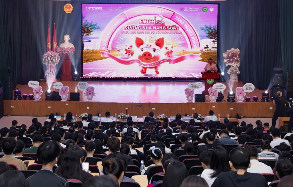 Sự kiện thu hút gần 800 người tham dự bao gồm bác sĩ thú y, cán bộ kỹ thuật, chủ trang trại, giảng viên, và sinh viên trong ngành