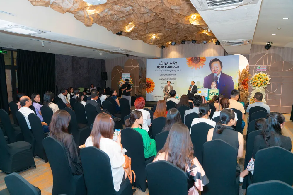 Toàn cảnh sự kiện ra mắt sách