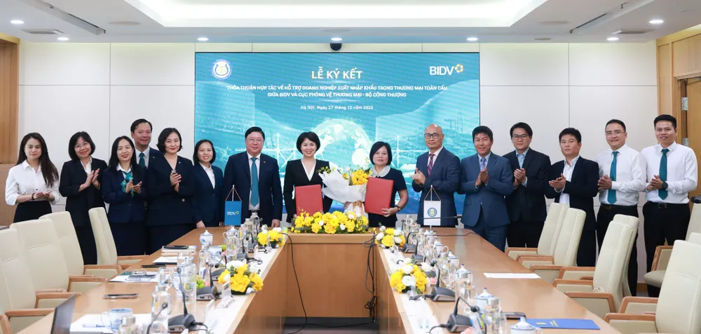 Đại diện BIDV và Cục Phòng vệ thương mại ký kết thỏa thuận hợp tác
