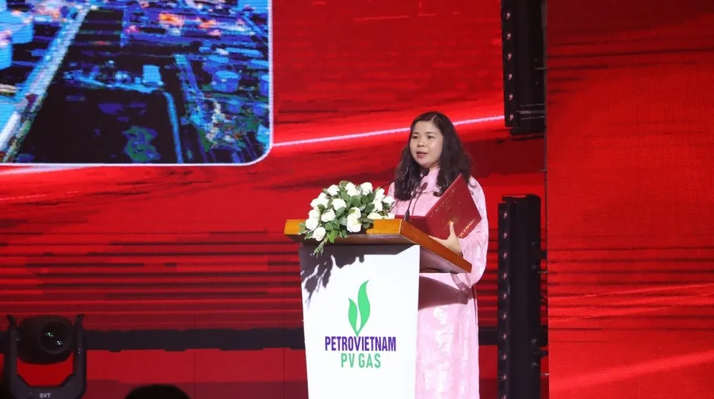 Bà Nguyễn Thị Quỳnh Ngọc, Tổng thư ký VietKings, Phó Viện trưởng Viện Kỷ lục Việt Nam đại diện công bố Quyết định xác lập Kỷ lục Việt Nam