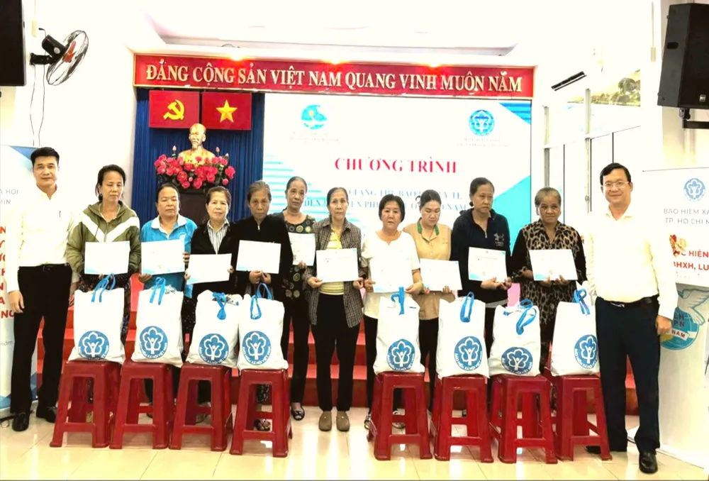 Lãnh đạo BHXH TPHCM trao tặng thẻ BHYT cho người dân hoàn cảnh khó khăn ở TPHCM