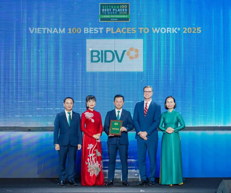 Ông Hoàng Việt Hùng, Phó Tổng Giám đốc BIDV đại diện ngân hàng nhận Danh hiệu “Nơi làm việc tốt nhất Việt Nam năm 2025”
