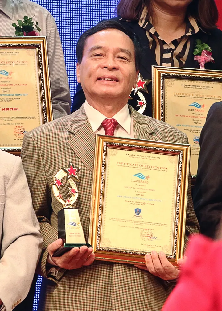 PGS.TS. Nguyễn Mạnh Hùng đại diện NTTU nhận giải Top 10 Thương hiệu tiêu biểu hội nhập châu Á - Thái Bình Dương