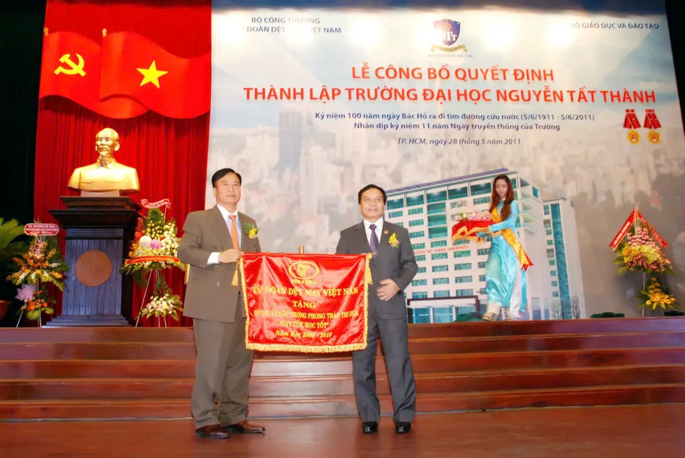 PGS.TS. Nguyễn Mạnh Hùng tại lễ công bố thành lập Trường ĐH Nguyễn Tất Thành  (1).jpg