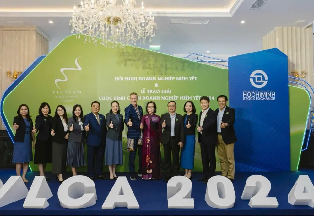 Các thành viên trong Hội đồng bình chọn, nhà tài trợ, đơn vị hỗ trợ kỹ thuật tại Lễ trao giải cuộc bình chọn Doanh nghiệp niêm yết 2024