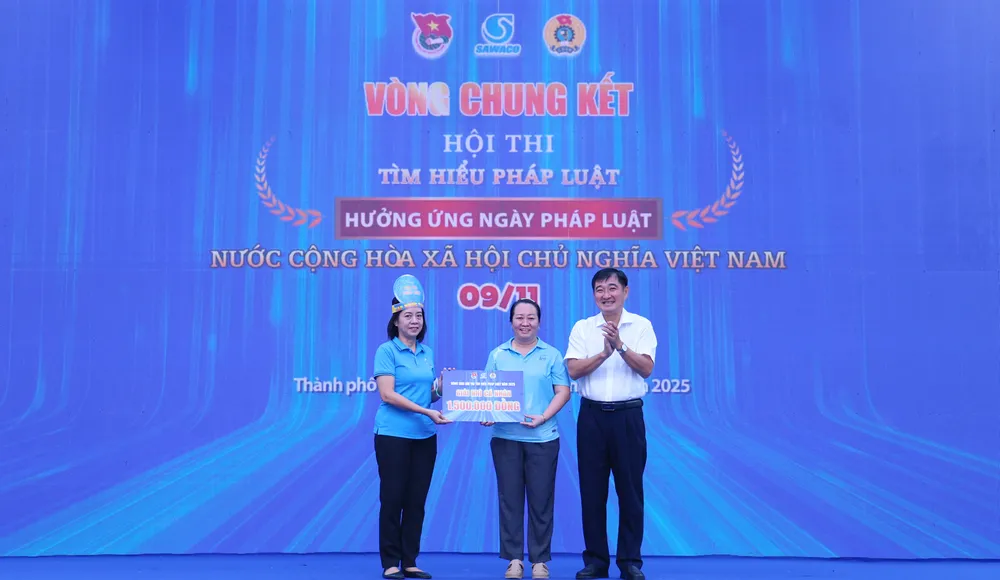 Trao giải đến các đội thi.JPG