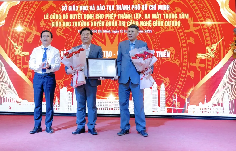 Trao quyết định cho phép thành lập Trung tâm Giáo dục thường xuyên quản trị công nghệ Bình Dương