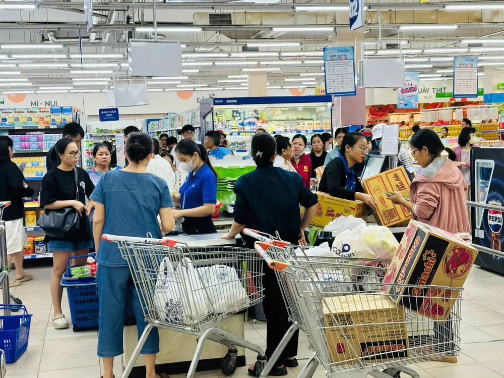 Không khí mua sắm khẩn trương tại Co.opamrt Nha Trang giữa thời điểm mưa lũ diễn biến khó lường..jpg