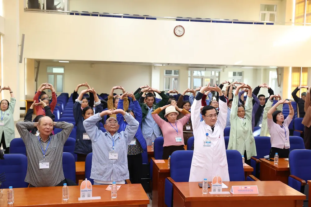 Đại diện Quỹ Ngày mai Tươi sáng tham gia buổi sinh hoạt cùng các bệnh nhân tại Bệnh viện K