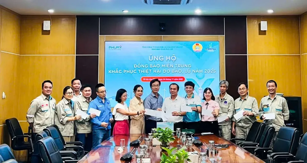 Công đoàn, Đoàn Thanh niên Nhà máy Đạm Phú Mỹ đóng góp ủng hộ các khu vực bị ảnh hưởng nặng nề