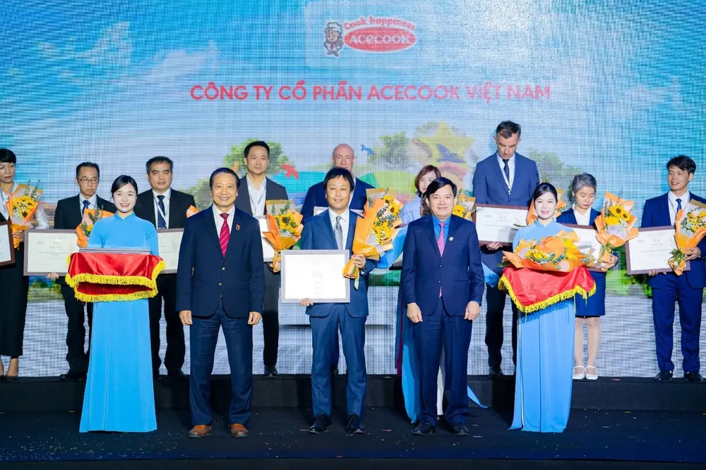 Đại diện Acecook Việt Nam nhận giải “Top 100 doanh nghiệp bền vững 2025”