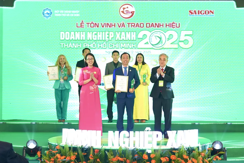 Ông Phan Ngọc Ánh, Giám đốc Alena Energy nhận danh hiệu “Doanh nghiệp Xanh TPHCM 2025” chiều 22-12