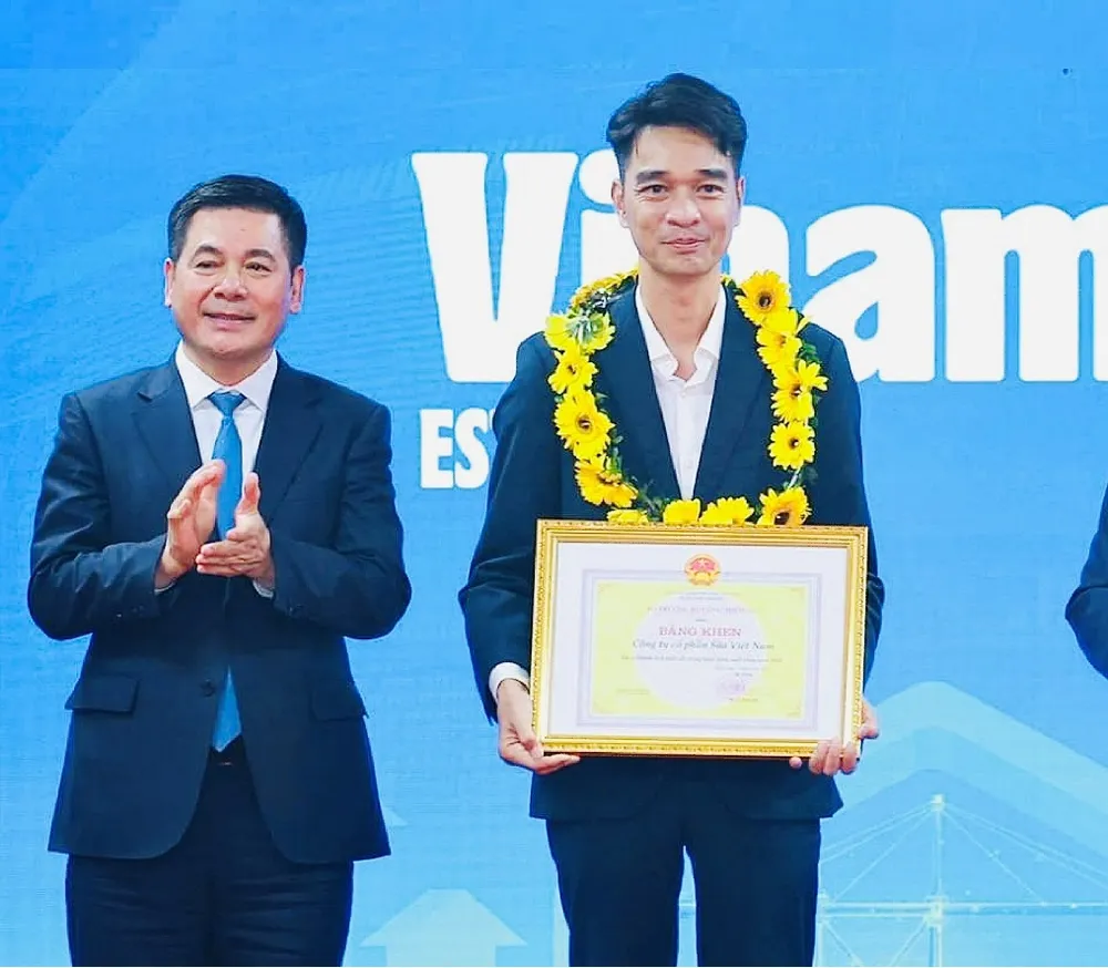 Ông Võ Trung Hiếu, Giám đốc Kinh doanh quốc tế Vinamilk vinh dự nhận Bằng khen Doanh nghiệp xuất khẩu tiêu biểu. Ảnh: Vi Nam