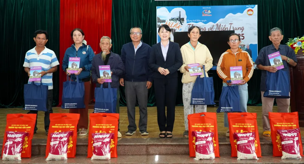 3 PGS.TS Nguyễn Kim Quyên, Chủ tịch CĐCS Trường Đại học Cửu Long và đồng chí Phan Thanh Hoài - UVBTV Chủ tịch UBMTTQ Việt Nam xã Tuy An Tây traotiền và quà cho bà con..jpg