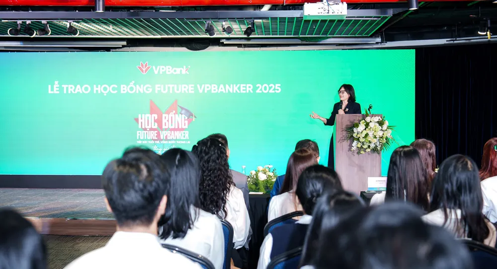 Bà Trần Thị Diệp Anh, Giám đốc Khối Quản trị Nguồn nhân lực VPBank phát biểu tại sự kiện