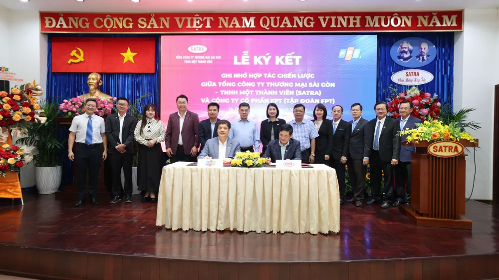 Đại diện Lãnh đạo SATRA và Tập đoàn FPT ký kết hợp tác chiến lược