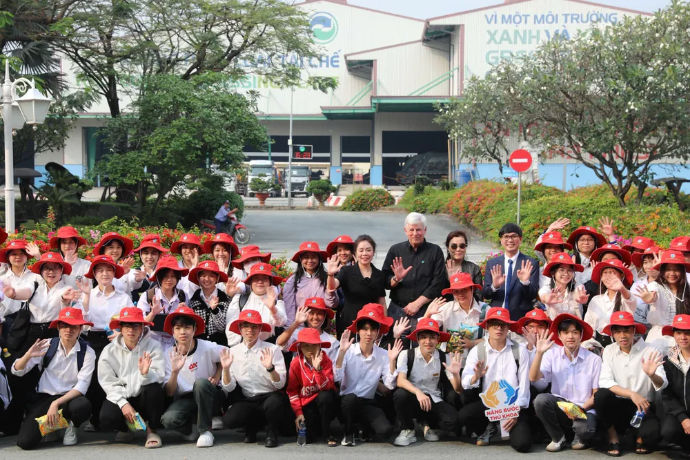 Gần 100 tân thủ khoa tiêu biểu của nhiều trường đại học thuộc chương trình Nâng bước thủ khoa năm 2025 do báo Tiền Phong tổ chức đến giao lưu, tham quan, tìm hiểu quy trình vận hành tại Khu Liên hợp xử lý chất thải Đa Phước