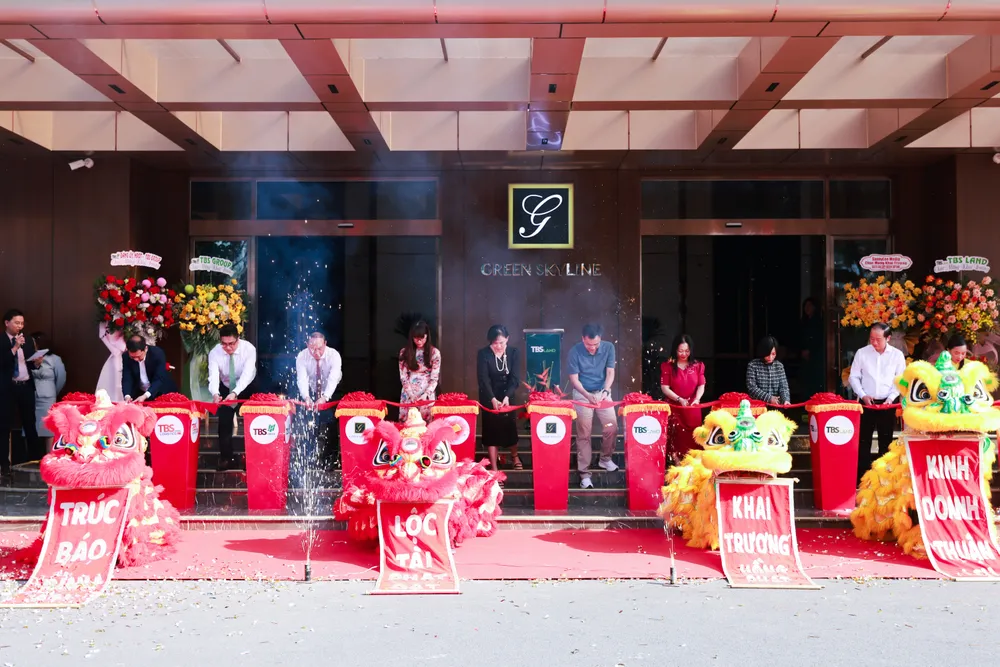 Ban lãnh đạo đại diện TBS Group và TBS Land thực hiện nghi thức cắt băng khai trương Sales Gallery