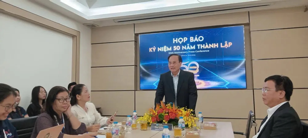 Ông Vũ Đức Giang, CTHĐQT Công ty CP may Việt Tiến chia sẻ thông tin tại buổi họp báo