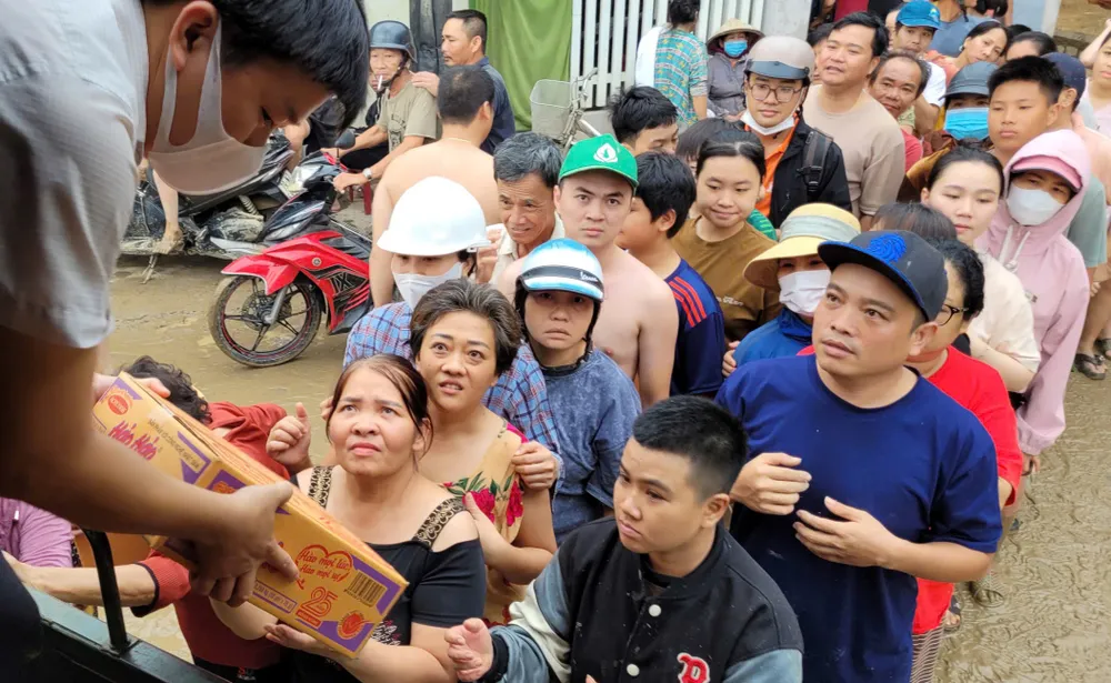 Người dân xã Hòa Thịnh thưởng thức những tô phở yêu thương thơm ngon (Nguồn báo Tuổi Trẻ)