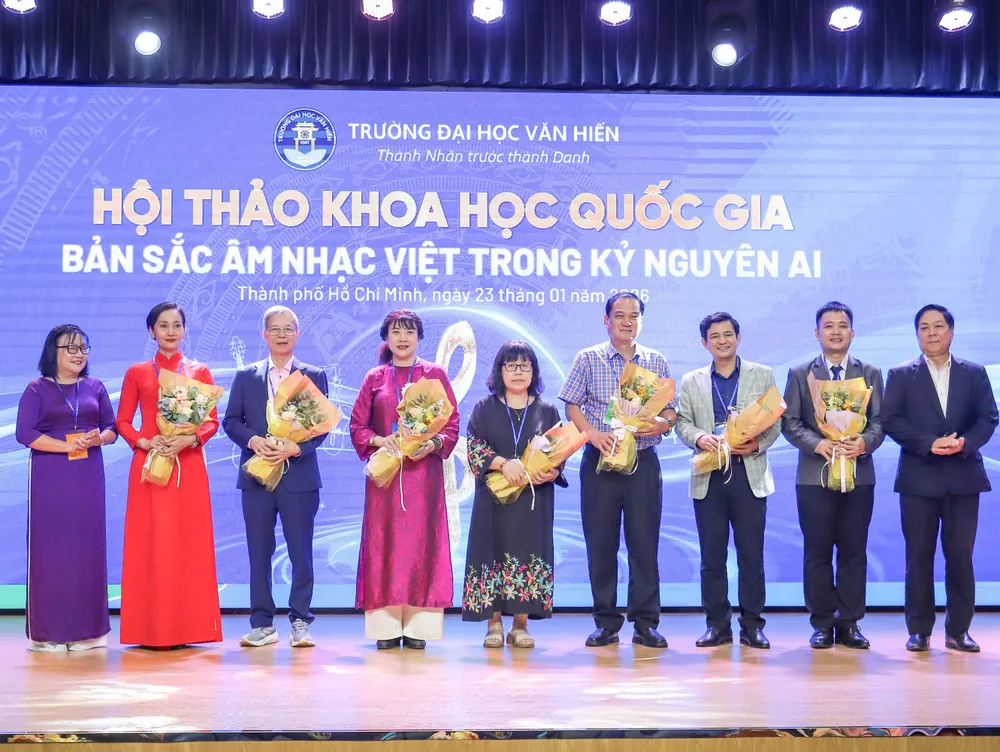 Trường Đại học Văn Hiến trao hoa tri ân các báo cáo viên tham gia trình bày tại Hội thảo