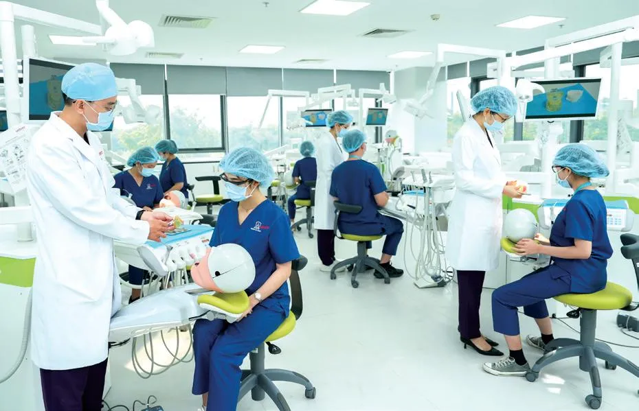 Sinh viên ngành Răng hàm mặt Trường ĐH Nguyễn Tất Thành trong giờ học thực hành