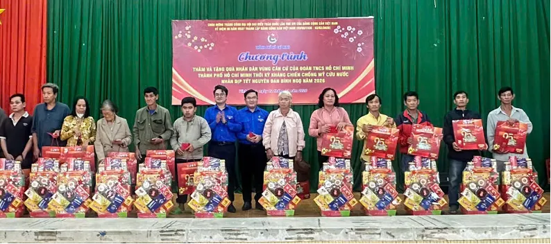 VWS đồng hành chương trình trao quà Tết cho gia đình chính sách, hộ nghèo ở Vĩnh Long