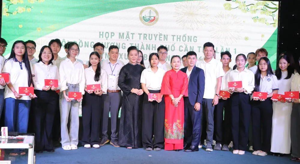 ok. Trao học bổng đến sinh viên xa quê.JPG