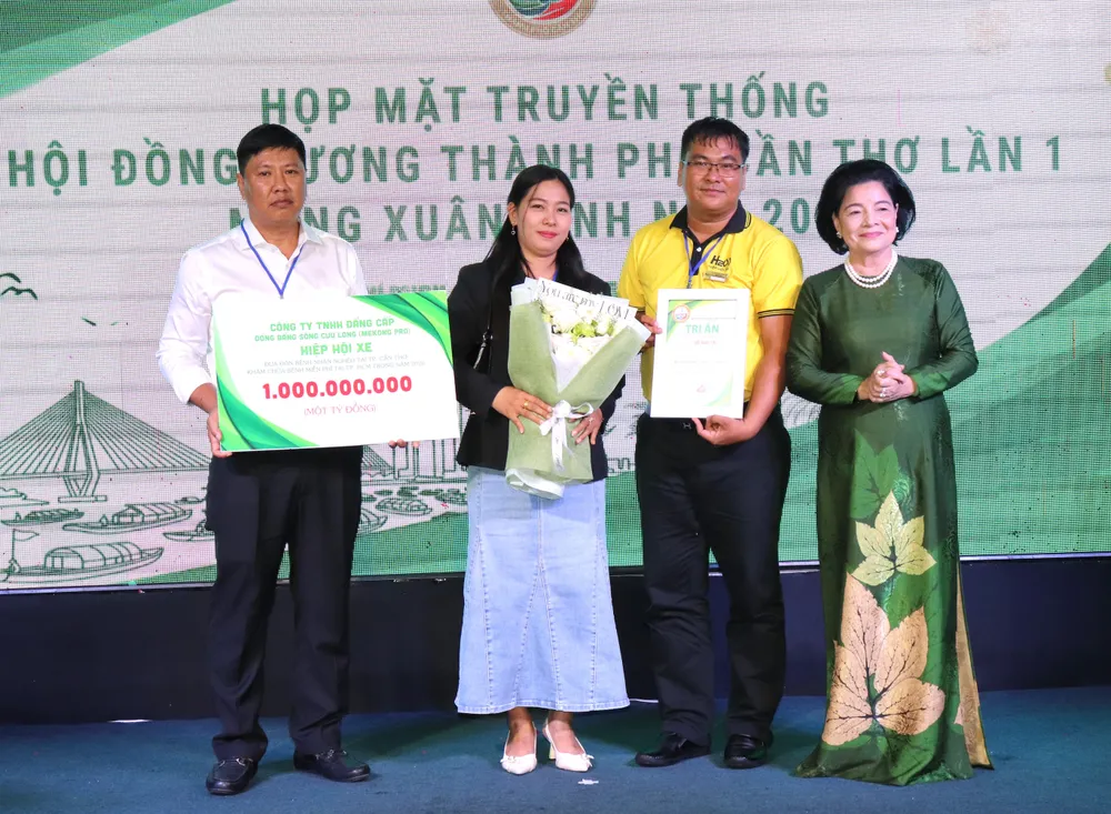 ok. ủng hộ xe đưa đón người dân Cần Thơ khám bệnh tại TPHCM..JPG