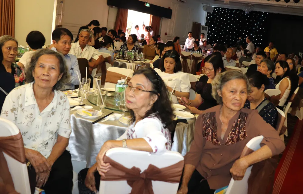 ok.Người dân xa quê họp mặt cuối năm.JPG