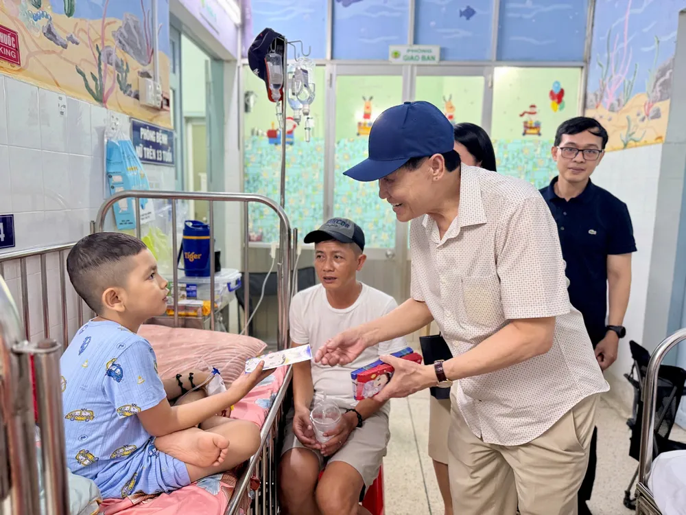 Giáp Tết Bính Ngọ, ông Johnathan Hạnh Nguyễn tặng gần 1 tỷ đồng cho trẻ em ung thư